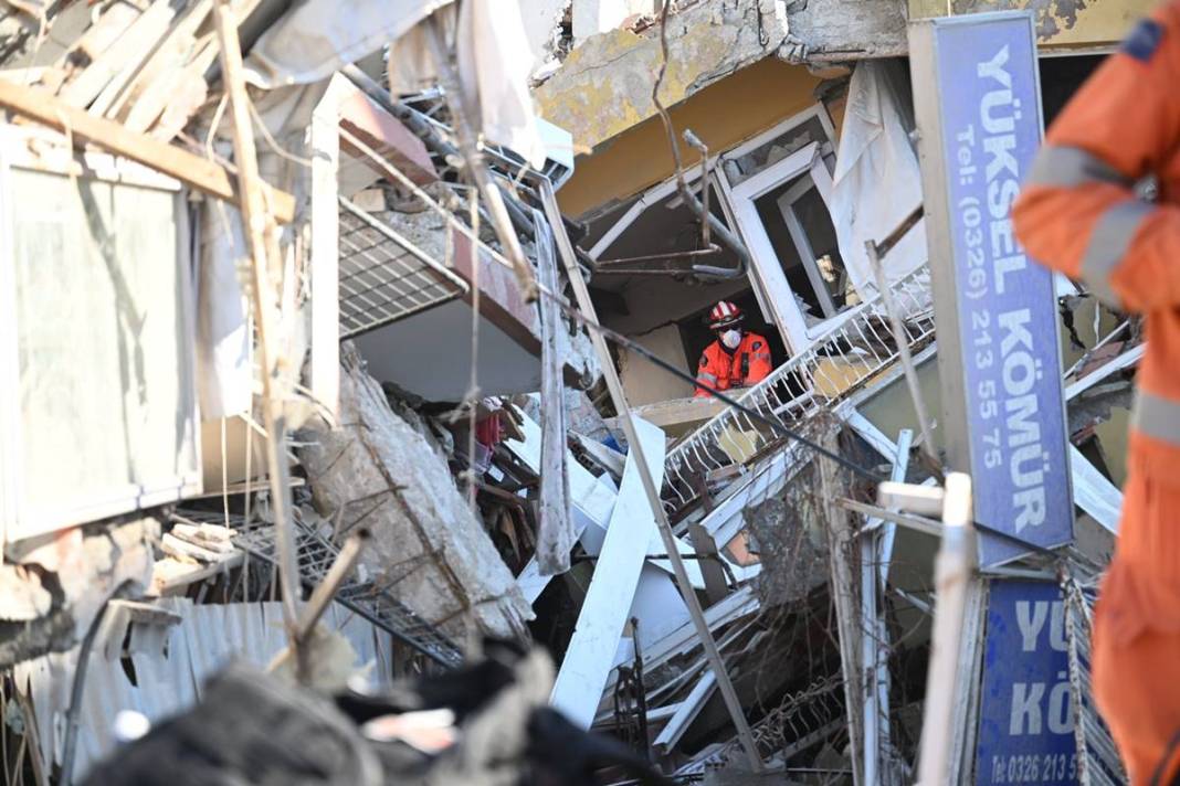 Ünlüler depremzedeler için tek yürek oldu! Kimisi bölgede, kimisi kampanya organize ediyor 2